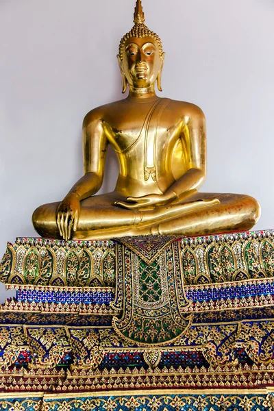Buda de ouro no templo de Wat Pho — Fotografia de Stock