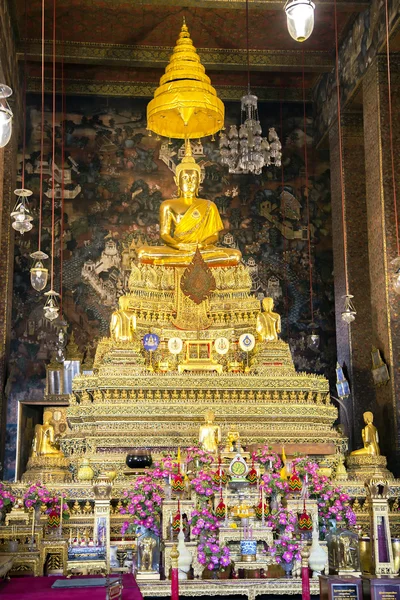 Golden Buddha in Wat Pho, Reclining golden Buddha Temple — Stock Photo, Image