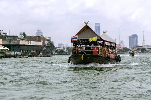 Barcos de excursão e prazer navegam no rio Chao Phraya em Bancoc — Fotografia de Stock