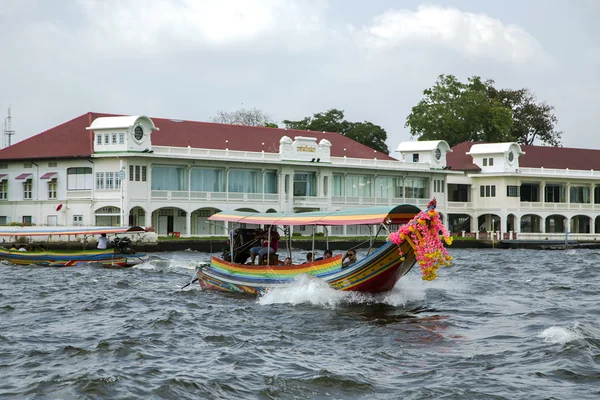 Экскурсионные и развлекательные лодки на реке Чао Прайя в Бангкоке — стоковое фото