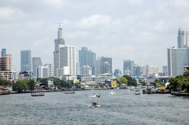 Bangkok Chao Phraya nehrinde gezi ve zevk tekne yelken