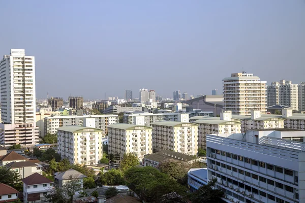 Vista desde arriba en los tejados de casas soleadas por la mañana en Bangkok — Foto de Stock