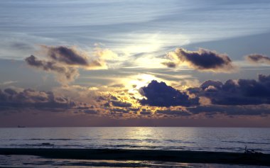 Baltık Denizi üzerinde sihirli günbatımı