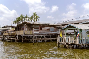 Chao Phraya Nehri boyunca yükseltilmiş evleri