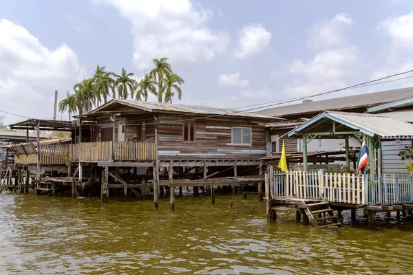 Zvýšenými domy podél řeky Chao Phraya — Stock fotografie