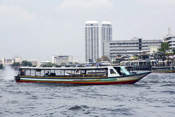 Экскурсионные и развлекательные лодки на реке Чао Прайя в Бангкоке — стоковое фото