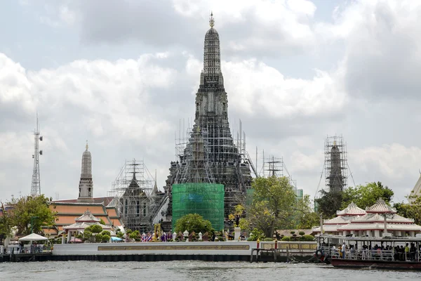 Excursion and pleasure boats sail on Chao Phraya river in Bangkok — Stock Photo, Image