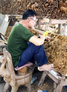Bir tik resimden ana woodcarver kesip