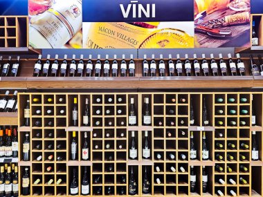 LATVIA, RIGA, EPTEMBER, 29, 2025: modern şarap butiği mağazasının içi. Alışveriş merkezi Riga, Letonya 'da çeşitli şaraplı ahşap raflar.
