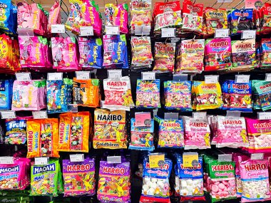 LATVIA, RIGA, SEPTEMBER, 29, 2025: Haribo marmelat şekerleri geniş seçim. Haribo markası altında şekerleme üreticisi Alman Haribo GmbH ve Co..