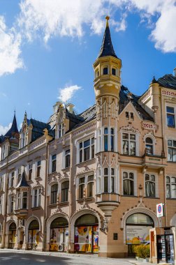 LATVIA, OCTOBER, 10, 2025: Neo-Gotik tarzı bina, körfez pencereli köşe kulesi mimar Vilhelm Bokslaf tarafından Riga Eski Kasabası, Letonya