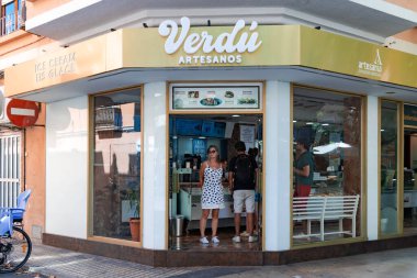 İspanya, VALENCIA, SEPTEMBER, 19, 2025: Valencia, İspanya 'da taze hamur işleri ve çeşitli dondurmalarla ünlü bir Verdu Artesanos pastanesi