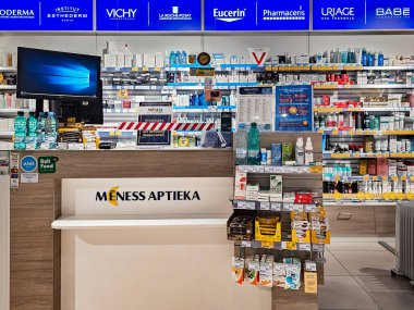 LATVIA, RIGA, OCTOBER, 15, 2025: Modern Meness Aptieka eczane içi ilaç vitamin takviyeleri ve Riga, Letonya 'daki raflarda sağlığa iyi gelen karşı sağlık ürünleri