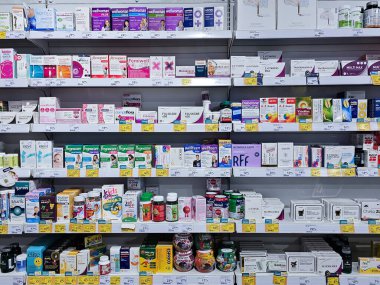 LATVIA, RIGA, OCTOBER, 15, 2025: Modern Meness Aptieka eczane içi ilaç vitamin takviyeleri ve Riga, Letonya 'daki raflarda sağlığa iyi gelen karşı sağlık ürünleri