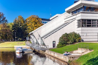 LATVIA, RIGA, OCTOBER, 30, 2025: Riga Freeport Authority binası Riga City Kanalı yakınında küçük bir iskele. Letonya.