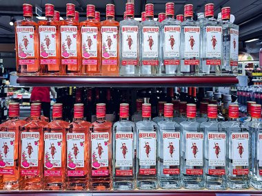 LATVIA, RIGA, OCTOBER, 29, 2025: Riga, Letonya 'da bir süpermarkette özel fiyatlı Beefeater Gin. Dünyanın En Ödüllü Cini.