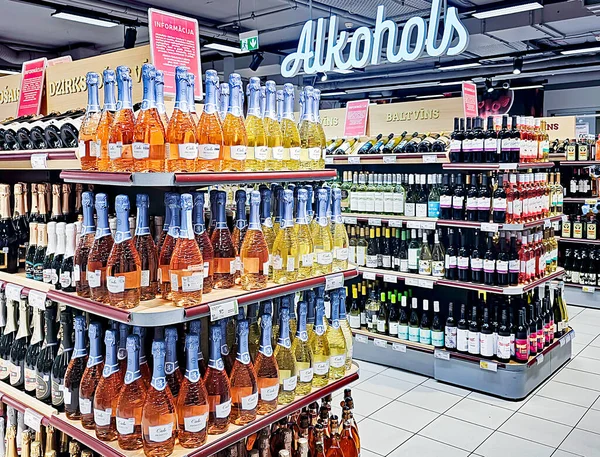 LATVIA, RIGA, OCTOBER, 29, 2025: Süpermarkette raflarda çeşitli içkiler bulunan büyük alkolikler bölümü. Riga. Letonya
