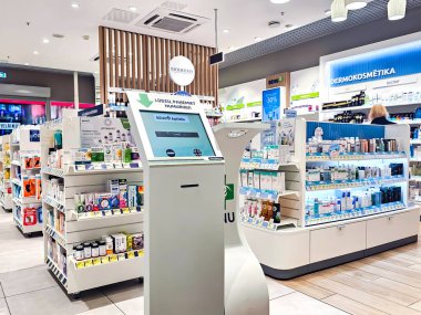 LATVIA, RIGA, OCTOBER, 30, 2025: Letonya Riga, Letonya 'daki raflarda bulunan, ilaç vitamin takviyesi ve karşıt sağlık bakım cilt kozmetik ürünleri içeren modern Benu eczane mağazası