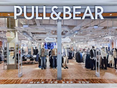 LATVIA, RIGA, NOVEMBER, 10, 2025: Riga, Letonya 'daki Akropole Alfa alışveriş merkezindeki Çek ve Ayı moda mağazasının içi