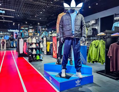 LATVIA, RIGA, NOVEMBER, 10, 2025: Akropole alışveriş merkezinde spor giyimli popüler spor bölümü, Riga. - Letonya. Sağlıklı yaşam tarzı kavramı.