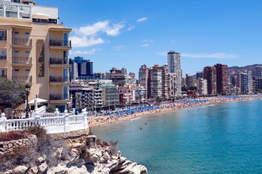 İspanya, BENIDORM, MAYIS, 17, 2025: Benidorm şehrinin gökdelenleri ve Levante Sahili, Benidorm, İspanya