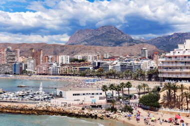 İspanya, BENIDORM, MAYIS, 17, 2025: Benidorm şehrinin gökdelenleri ve Levante Sahili, Benidorm, İspanya