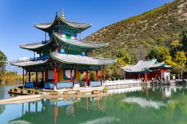 ÇİN, LIJIANG, NOVEMBER, 28, 2018 - Siyah Ejderha Göleti, arka plandaki Yeşim Ejder Dağı 'ndaki Lijiang Eski Kasabası yakınlarındaki doğal manzaranın popüler yeri. Lijiang, Çin