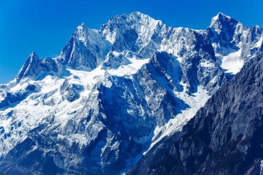 Güzel kar manzaralı Yeşim Ejder Kar Dağı. Shangri-La yakınlarında. Tibet, Çin