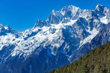 Güzel kar manzaralı Yeşim Ejder Kar Dağı. Shangri-La yakınlarında. Tibet, Çin