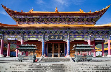 ÇİN, DALI, NOVEMBER, 24, 2018: Chong Sheng tapınağının pavyonu Çin 'in Yunnan eyaletinin Dali şehrinde manzaralı bir yerdir. Chong Sheng tapınağı Cangshan Dağı eteğinde.