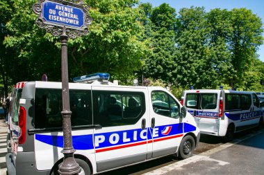 FRANCE, PARIS, MAYIS, 22, 2015: Fransız polis arabaları Paris 'te Eisenhower Bulvarı yakınındaki bölgeyi gözlüyor.