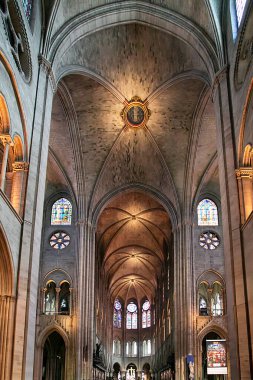 FRANCE, PARIS, 15 Mayıs 2015 - Fransa 'nın başkentinin sembollerinden biri olan Paris' in orta kesimindeki Katolik kilisesi Notre Dame Katedrali 'ndeki kemerli mahzenlerle iç içe. Yangından önce.