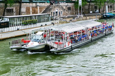 FRANCE, PARIS, 20 Mayıs 2015 - Fransa 'nın Paris kentindeki Seine Nehri' nde turistlerle dolu büyük bir zevk teknesi yüzüyor.
