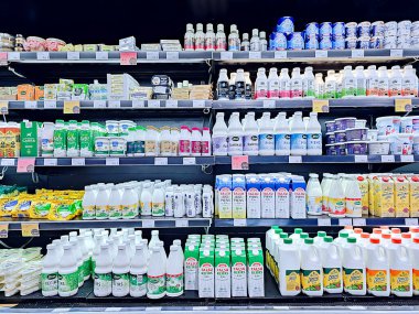 Letonya, Riga, Aralık 15, 2025 - Süpermarket raflarında lezzetli ve sağlıklı biyosüt ürünleri. Süt yağı olmayan doğal ürünler. Gıda kalitesi kavramı.