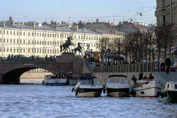Barcos de passageiros de cruzeiro fluvial ancorados no canal Griboedov — Fotografia de Stock