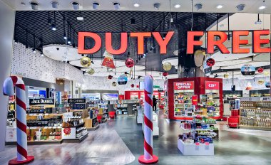 Türkiye, İstanbul, 7 Ocak 2026: İstanbul Uluslararası Havalimanı 'ndaki Duty Free bölgesinde Noel dekoru ve çeşitli mallara sahip bir mağazanın içi. Türkiye.