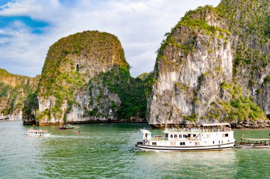 Vietnam, Hanoi, 23 Aralık 2025, Vietnam Halong Körfezi 'nde gezi gemileri. Halong Körfezi 'ni lüks seyahatlerle keşfedin..