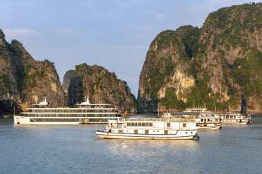Vietnam, Hanoi, 23 Aralık 2025, Vietnam Halong Körfezi 'nde gezi gemileri. Halong Körfezi 'ni lüks seyahatlerle keşfedin..