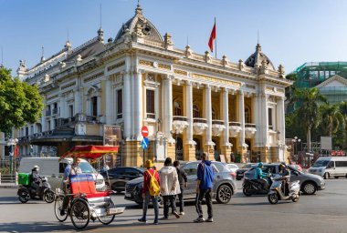 Vietnam, Hanoi, 23 Aralık 2025 Hanoi Opera Binası, 1911 Fransa sömürgesi ve Vietnam 'ın başkenti Hanoi' nin ana caddesinde şehir trafiği..
