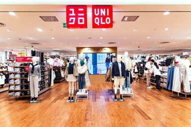 Vietnam, Ho Chi Minh Şehri, 23 Aralık 2025 Saigon alışveriş merkezindeki Uniqlo butiğinin içi. Ho Chi Minh Şehri, Vietnam. Uniqlo sıradan bir Japon giyim perakendecisi..