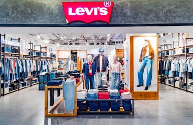 Vietnam, Ho Chi Minh şehri, 23 Aralık 2025 Saigon alışveriş merkezindeki Levi kot mağazasının içi. Ho Chi Minh, Vietnam