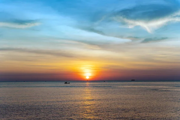 Vietnam 'da Tayland Körfezi' nin üzerinde renkli mavi-turuncu bir gün batımı. Masaüstü duvar kağıdı. Doğa. Seyahat kavramı.