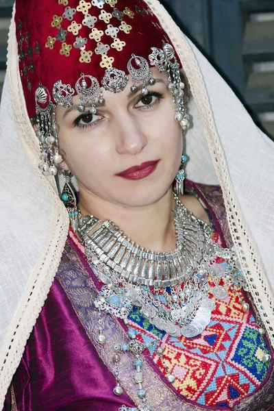 Retrato bela senhora na roupa popular armênia — Fotografia de Stock