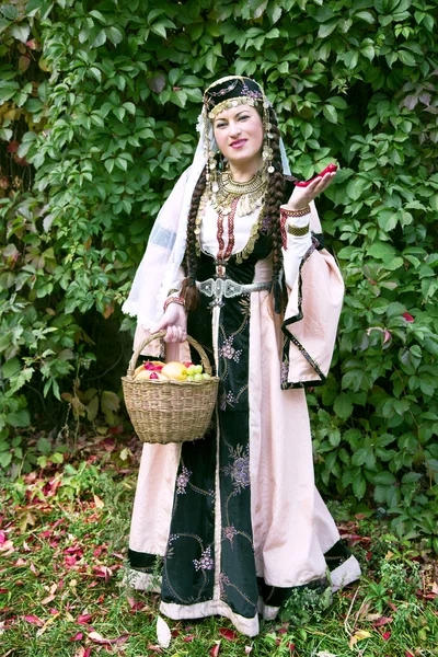 Retrato bela senhora na roupa popular armênia — Fotografia de Stock