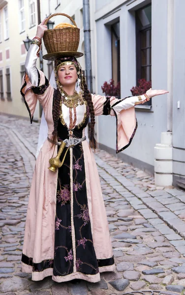 Retrato bela senhora na roupa popular armênia — Fotografia de Stock