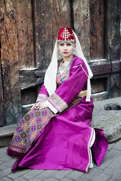 Retrato bela senhora na roupa popular armênia — Fotografia de Stock