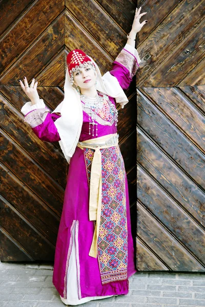 Portret mooie dame in de Armeense folk kleding — Stockfoto
