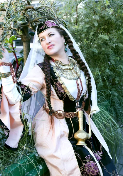 Porträt schöne Dame in der armenischen Tracht — Stockfoto