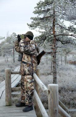 Sabahın erken saatlerinde avcı Kemeri bataklık üzerinde