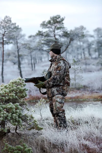 Hunter in de vroege ochtend op Kemeri moeras — Stockfoto